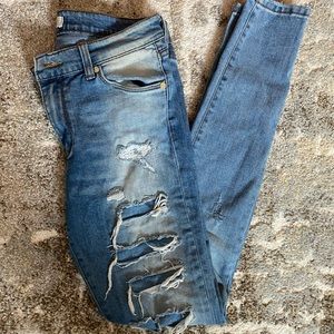 Natural cast desctructrd denim